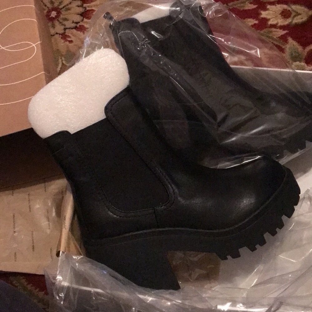 NWT Urban Outfitters Chelsea Black Boot